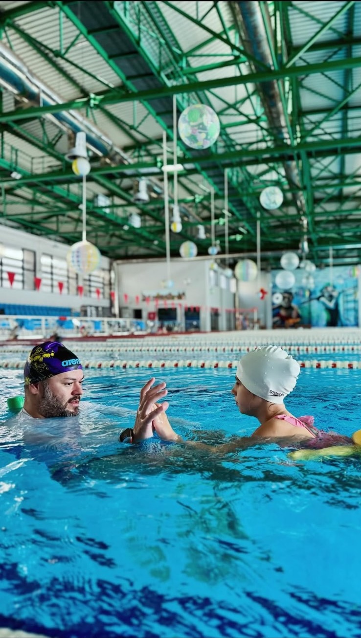 Θεραπευτής και κορίτσι σε ατομική συνεδρία υδατοθεραπείας